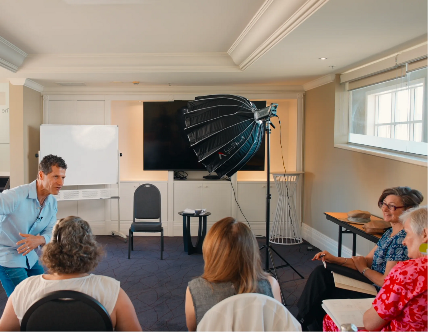 Rob Gray teaching an art therapy class to a group of students